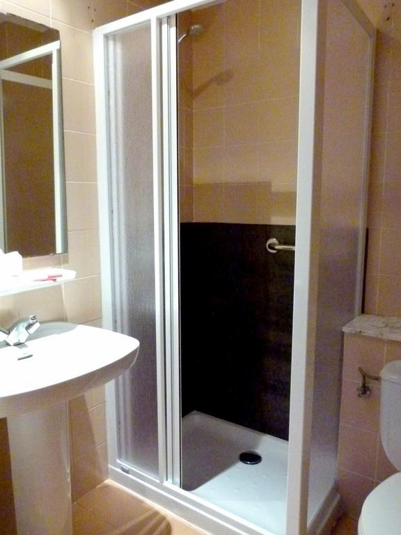 Hostal Chiquin Tapia De Casariego Room photo